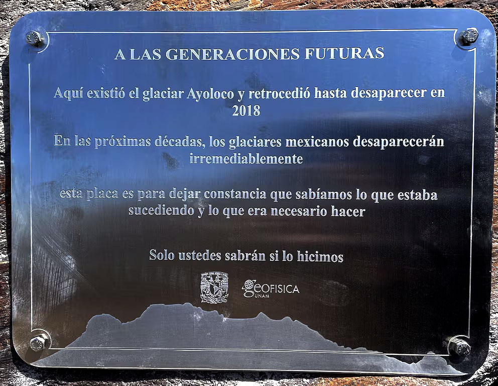 Plaque en bronze sur l'Iztaccíhuatl indiquant : Aux générations futures. Le glacier Ayoloco a existé ici et a reculé jusqu'à disparaître en 2018.